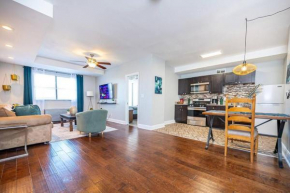 Downtown ! King bed 24 concierge! Onsite Parking LM903